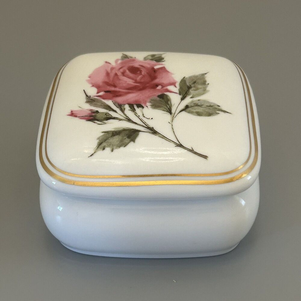 Avon Porcelain Happy Holidays Musical Trinket Box Gold Trim 1987 Collectable VTG